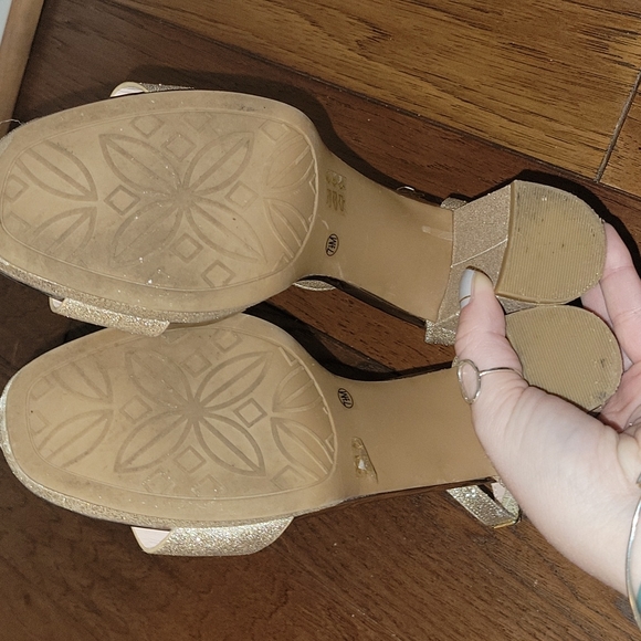 Chinese Laundry Gold block heeled sandals 7.5 - Picture 6 of 6